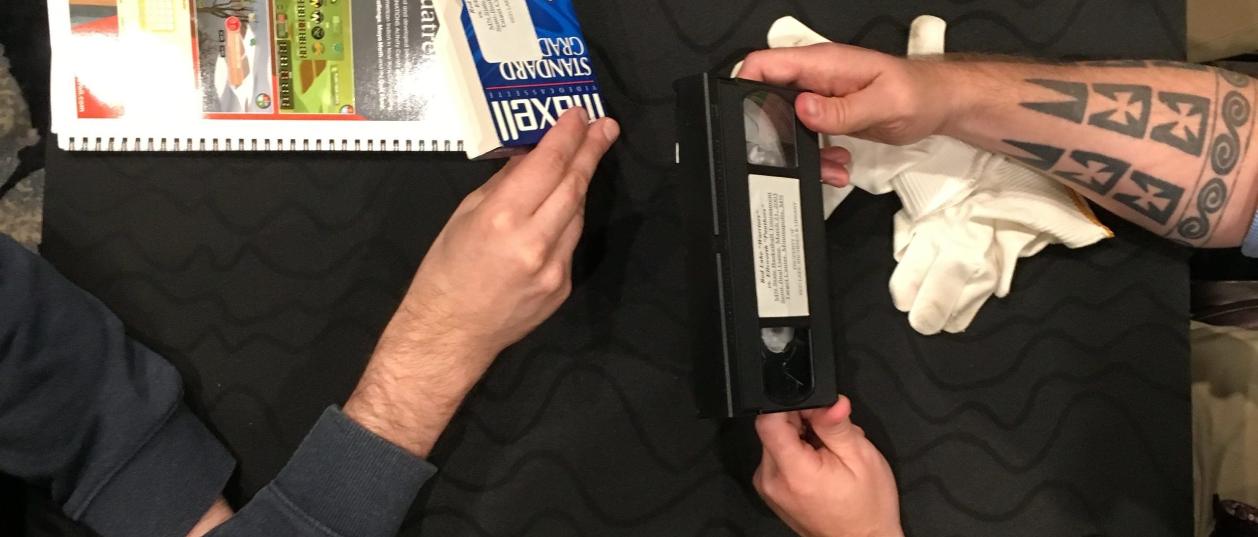 Archiveros inspeccionan una cinta de video en el taller ATALM Audiovisual Collections Care in Tribal Archives, 2018.